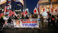 Donald Trump destekçileri, Japonya'da yürüdü