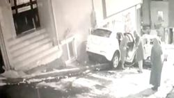 Kağıthane'de kontrolü kaybeden kadın sürücü, kaza yaptı