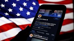 Joe Biden, Twitter hesabından model Chrissy Teigen’ı takip ediyor