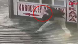 Bursa'da kayarak düşen babanın, kucağındaki kızını kurtardığı an