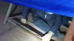 Hatay'da kumar baskınında polisi görünce masanın altında saklandı