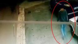 İzmir'de park halindeki otomobilin aynasını tekmeleyerek kırdı