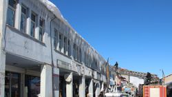 Karlıova'da buz sarkıtları, itfaiye tarafından temizleniyor