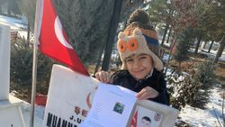Elazığ'da ilk karnesini alan Halil Eymen, şehit babasını ziyaret etti