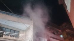 İzmir'de yangını fark eden bekçiler faciayı önledi