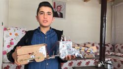 Kars'ta atık malzemelerden, oyuncak yaptı