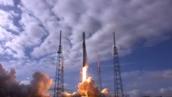 SpaceX tek seferde 143 uydu fırlattı