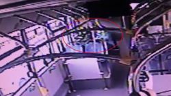 Metrobüste unutulan çantayı alan şüpheli kamerada