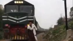 Pakistan'da TikTok videosu çekimi can aldı