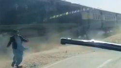 Pakistanlı motosiklet sürücüsü ölümden döndü