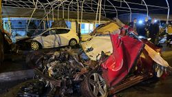Sakarya'da kamyon 2 otomobilin üzerine devrildi