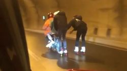 İzmir'de patenli gençlerin motosiklet arkasında tehlikeli yolculuğu