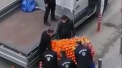 İzmir'de zabıta, meyve satıcısının tezgahına el koydu