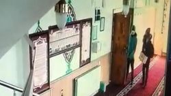 Van'da kız arkadaşıyla camiyi soydu