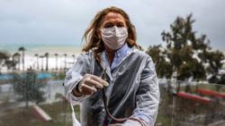 Antalya'da, sahile 60 metre uzaklıktaki dairesinin balkonunda balık buldu