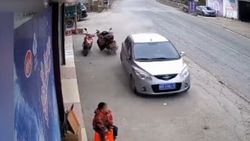 Çin'de kontrolden çıkan otomobilin sebep olduğu kaza
