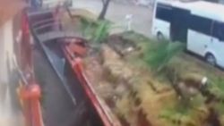 İzmir'de istinat duvarının çökme anı