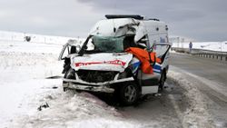 Sivas'ta ambulans, tıra arkadan çarptı