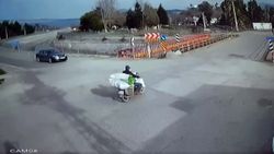 Osmaniye’de otomobilin motosiklete çarpma anı