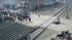 Hindistan'da motosiklete hızlı tren çarptı, sürücü son anda kurtuldu