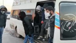 Adana'da 15 kişilik minibüsten 33 yolcu indi
