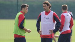 Robert Pires: Mesut Özil bir Arsenal efsanesi