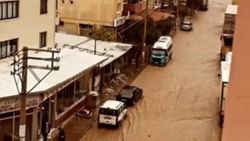 İzmir'de şiddetli yağışlarla su taşkınları oluştu