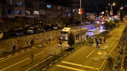 Zonguldak'ta tırın dorsesindeki 10 tonluk saç levhalar yola savruldu