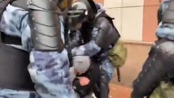 Rusya’da polis yakaladığı bir protestocuya elektrik verdi