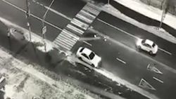 Rusya'da alkollü sürücünün yayalara çarptığı an