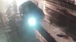 Fatih'te refüje çarpan otomobil metrelerce havalandı