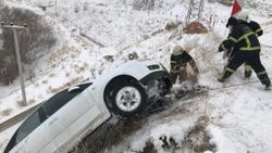 Aksaray'da asılı kalan araçtan 5 kişi çıkarıldı