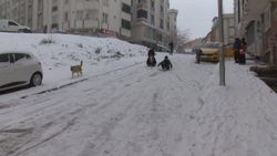 Esenyurt'ta çocuklar, kayan araçların arasında eğlendi
