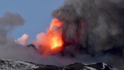 İtalya'da Etna yanardağı yeniden faaliyete geçti