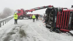 Elazığ'da tırların çarpışmasıyla 3 kişi yaralandı
