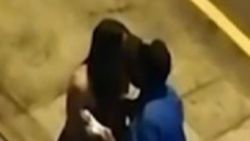 Peru polisi, kısıtlamayı ihlal eden kadını öptü