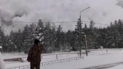 Rusya'da düşen çığın altında kalmaktan son anda kurtuldular
