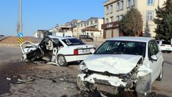Gaziantep'te iki otomobil çarpıştı: 1 ölü, 4 yaralı