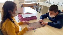 Düzce'de görme engelli Ahizer öğretmen, çocuklara Braille alfabesini öğretiyor