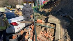 Beşiktaş’ta otoparkın istinat duvarı çöktü