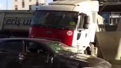 Beylikdüzü'nde hafriyat kamyonu iki araca çarptı