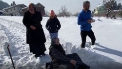 Düzce'de kayak pisti yapan köylüler