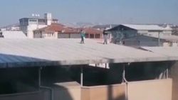 Bursa'da TikTok çeken gençler, çatıya çıktı