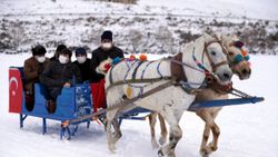 Buz tutan Çıldır Gölü'nde atlı kızak ve Eskimo usulü balık avı etkinliği