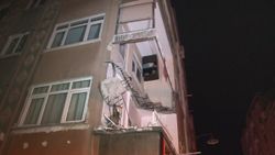 İstanbul'da bir binanın balkonu çöktü