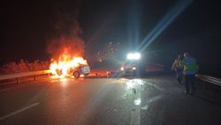Bursa'da polisten kaçan şüphelilerin aracı alev aldı