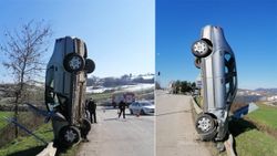 Kocaeli'de bariyere çarpan araç dik durdu