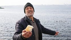 İstanbul'da çöpten topladığı ekmeklerle her gün kuşları besliyor