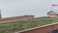 İtalya'da mezarlığı yok eden toprak kayması kamerada
