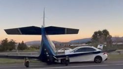 ABD'de uçak ile otomobilin çarpışma anı